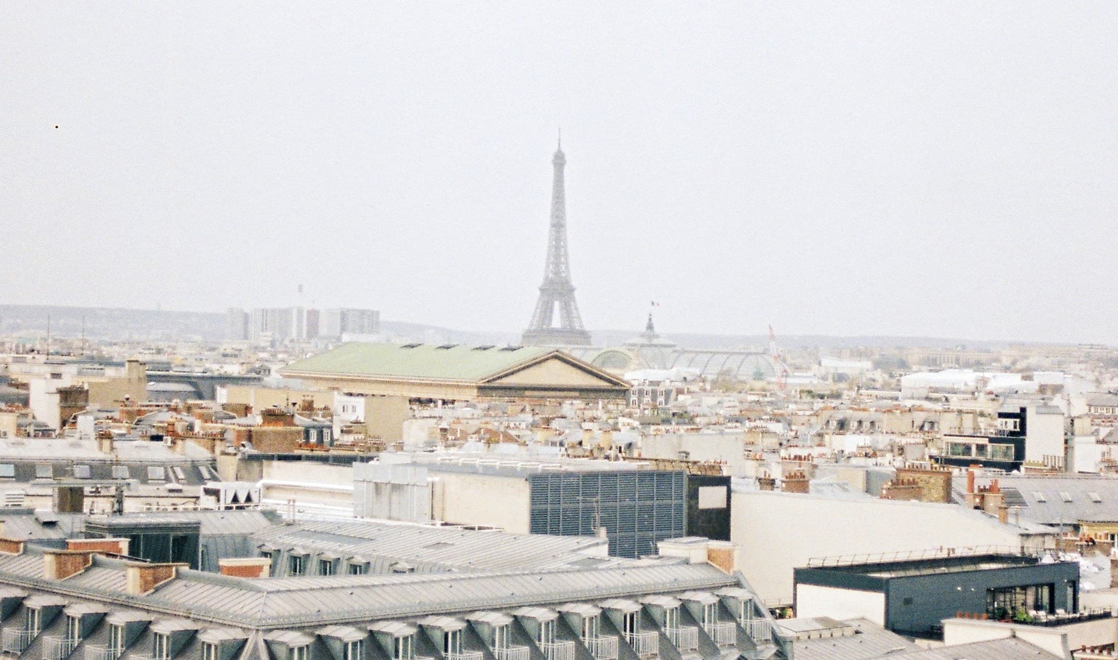 Fotografia real de Paris com a Torre Eiffel